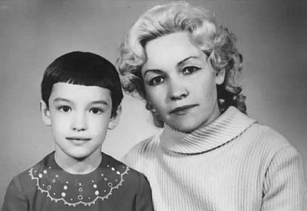 Анна Самохина с мамой в детстве