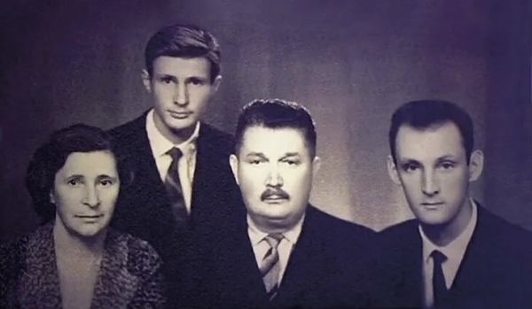 Игорь Ясулович с родителями и братом