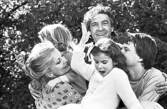 На фото: семья Джины Роулендс