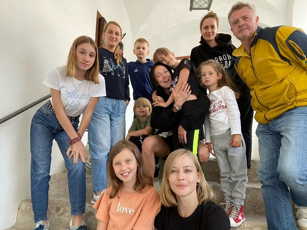 Семья Юрия Мороза всегда под прицелом фотокамер (на фото вместе с актрисой Юлией Пересильд и ее дочками)
